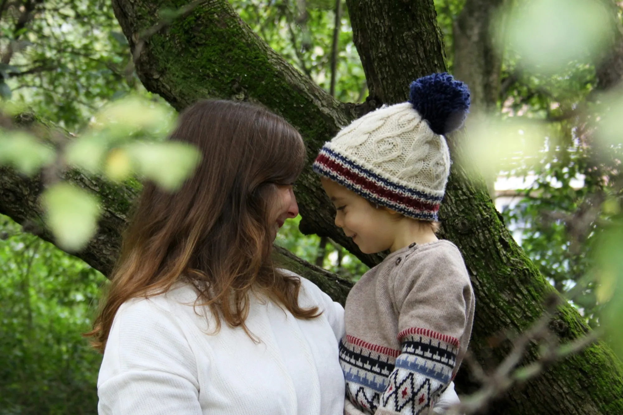 Mãe e filho abraçados num jardim